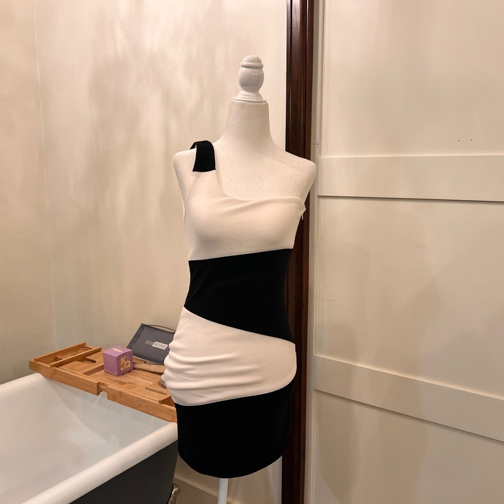 Forever 21 one shoulder Black and White dress; runs small